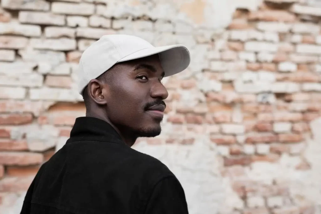 Homem usando boné do tipo dad hat.