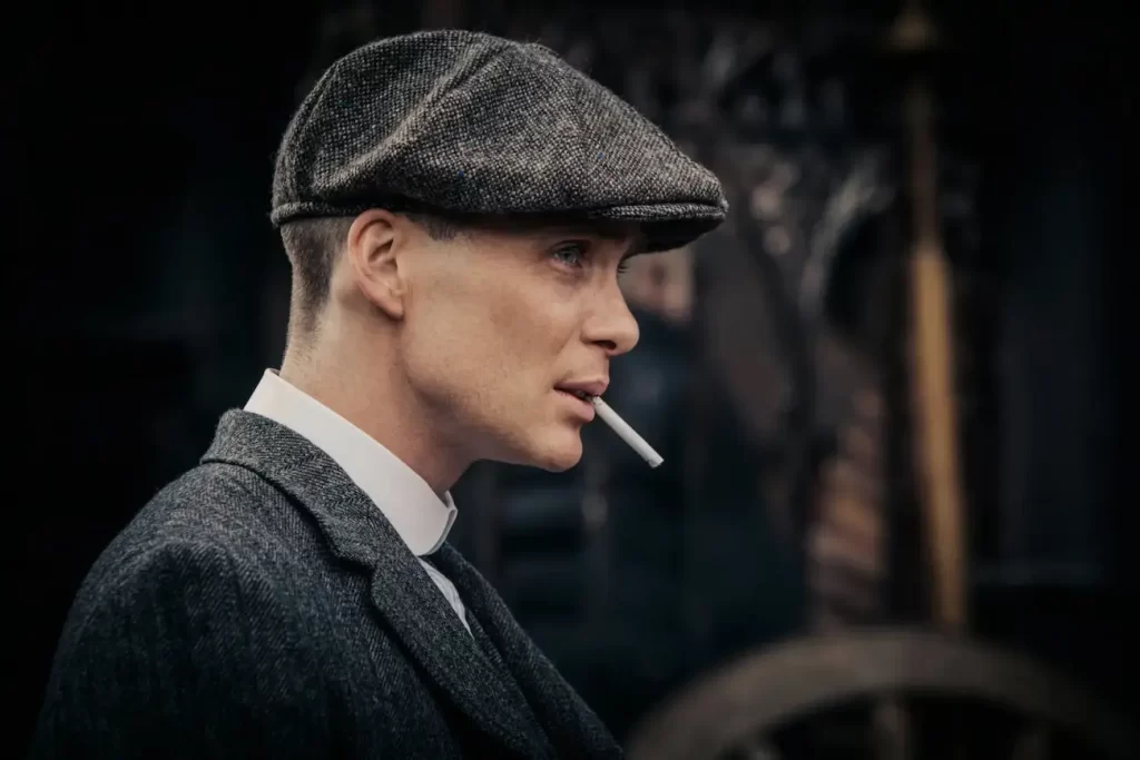 Personagem Thomas Shelby da série Peaky Blinders usando um boné do tipo Newsboy.