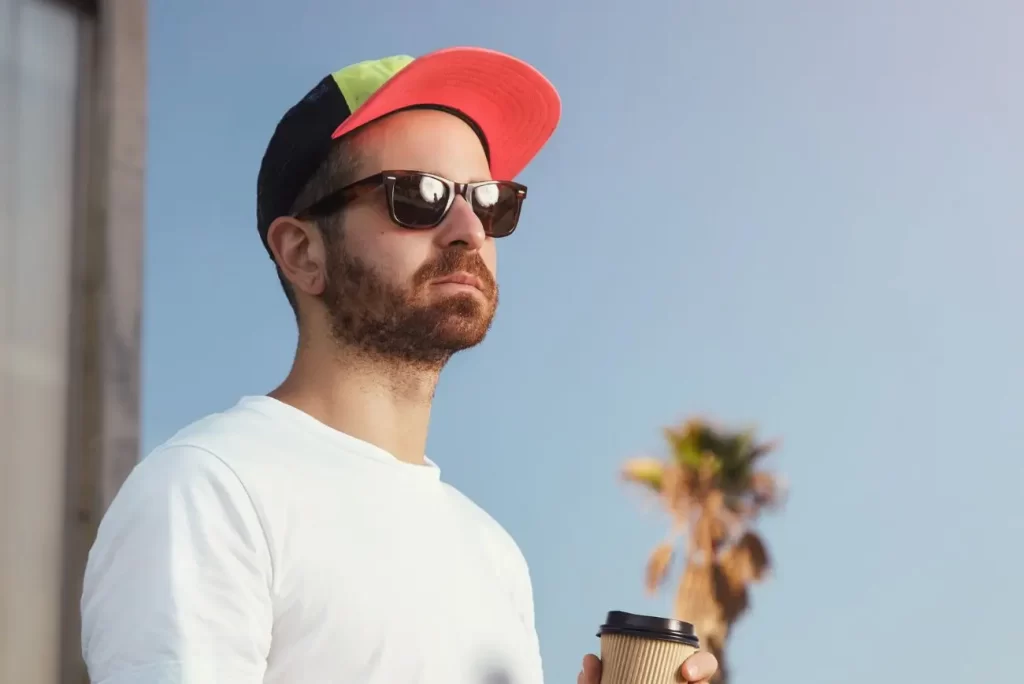 Homem usando boné do tipo snapback.