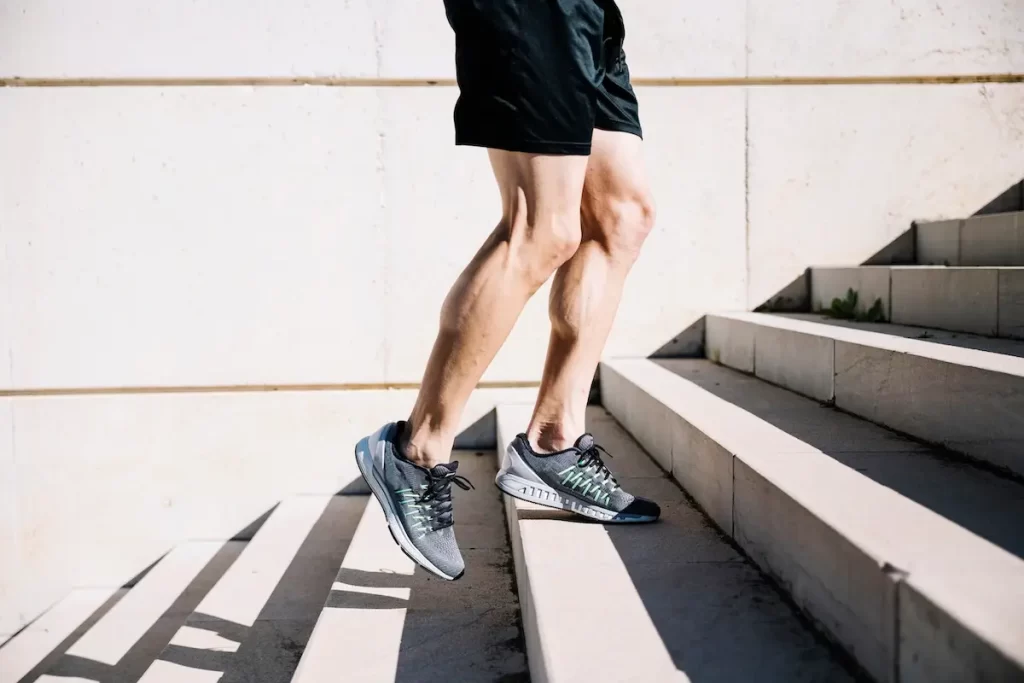 Pernas de um homem com tênis. Quando se fala em corrida para iniciantes, não se faz necessário o uso de tênis caros.