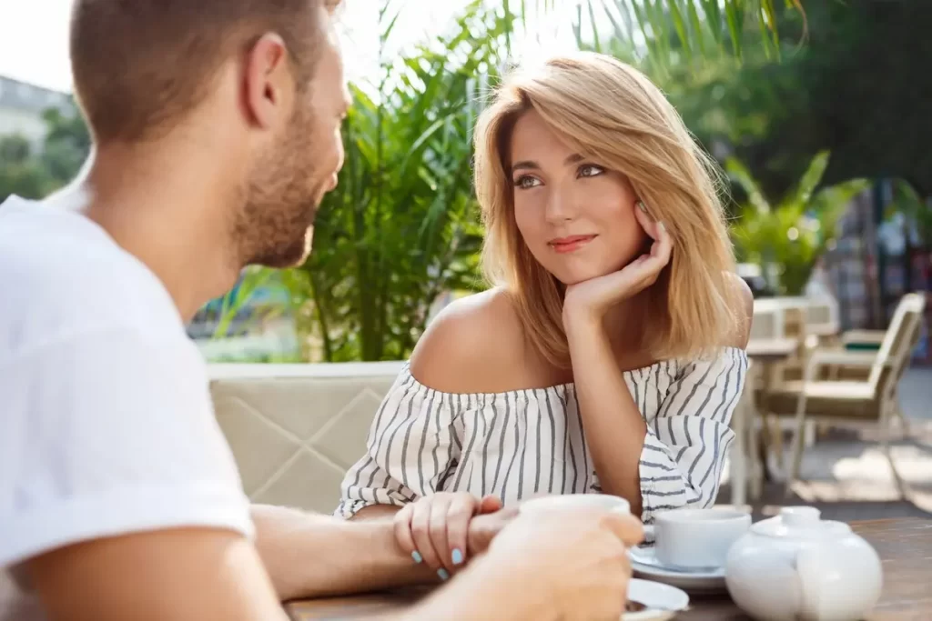 Homem e mulher em momento romântico durante um primeiro encontro.