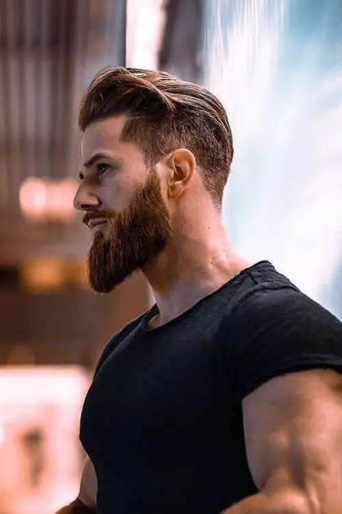 Homem com barba espartana. Um dos estilos de barba mais adotados nos últimos anos.