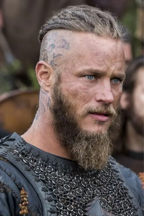 Homem com barba viking.