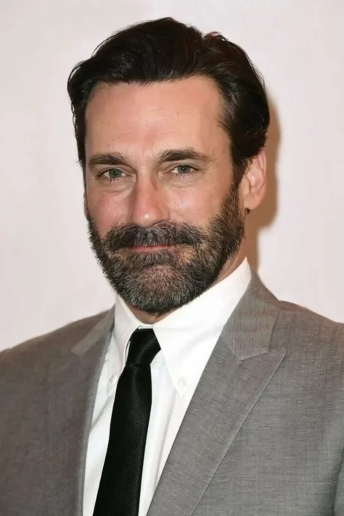 Ator Jon Hamm com barba por fazer longa.