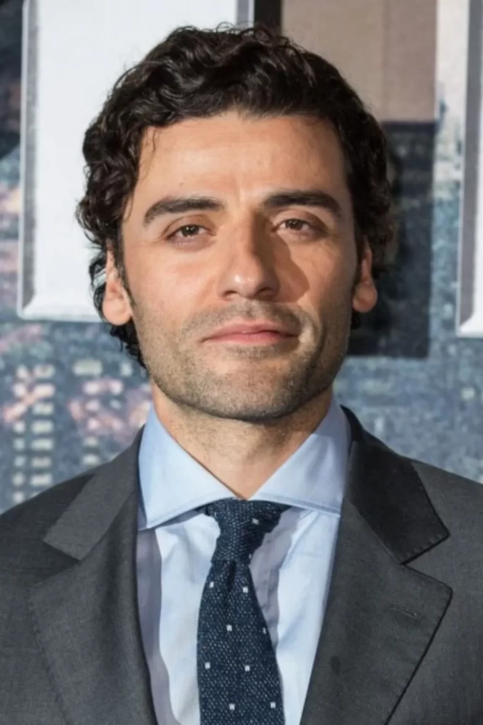 Ator Oscar Isaac com uma barba por fazer sombreada.