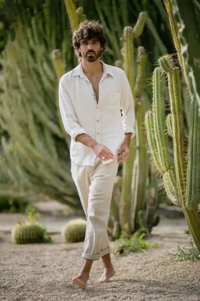 Homem usando um look com calça e camisa de tecidos leves.