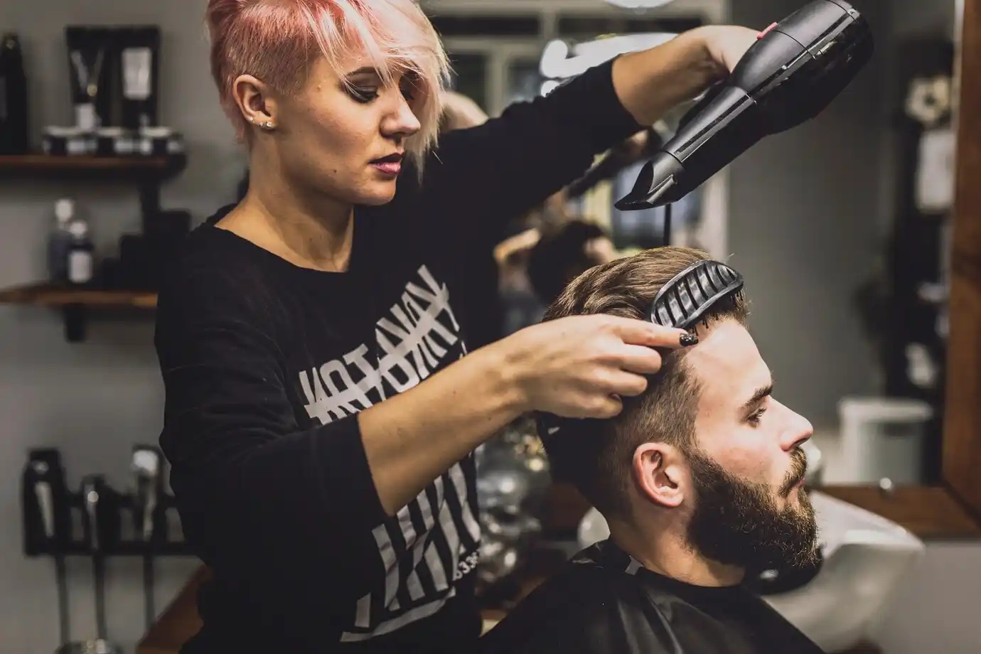 Homem cortando o cabelo. Um corte de cabelo adequado faz parte do glow up masculino.