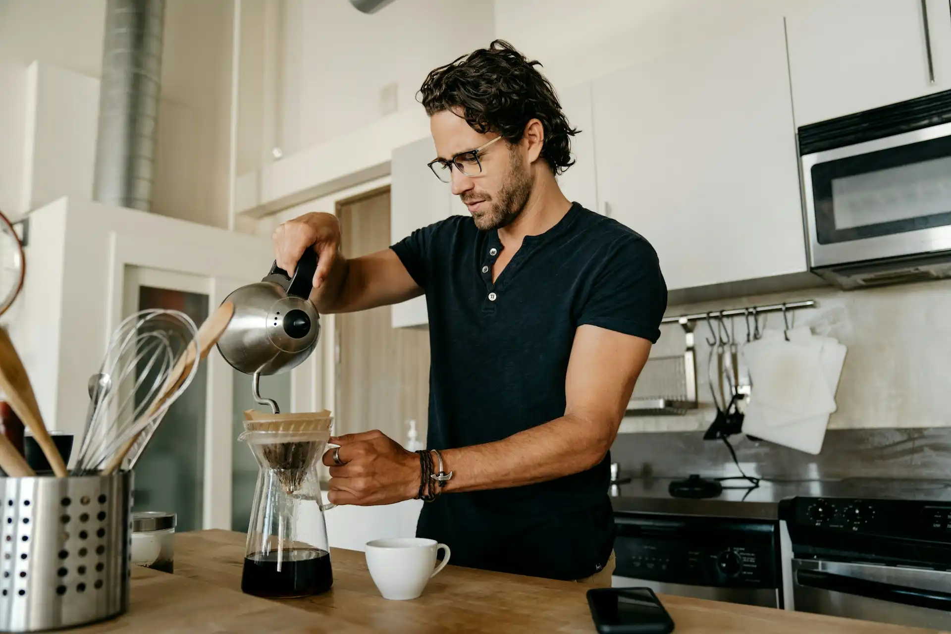 Homem preparando café em sua rotina matinal.