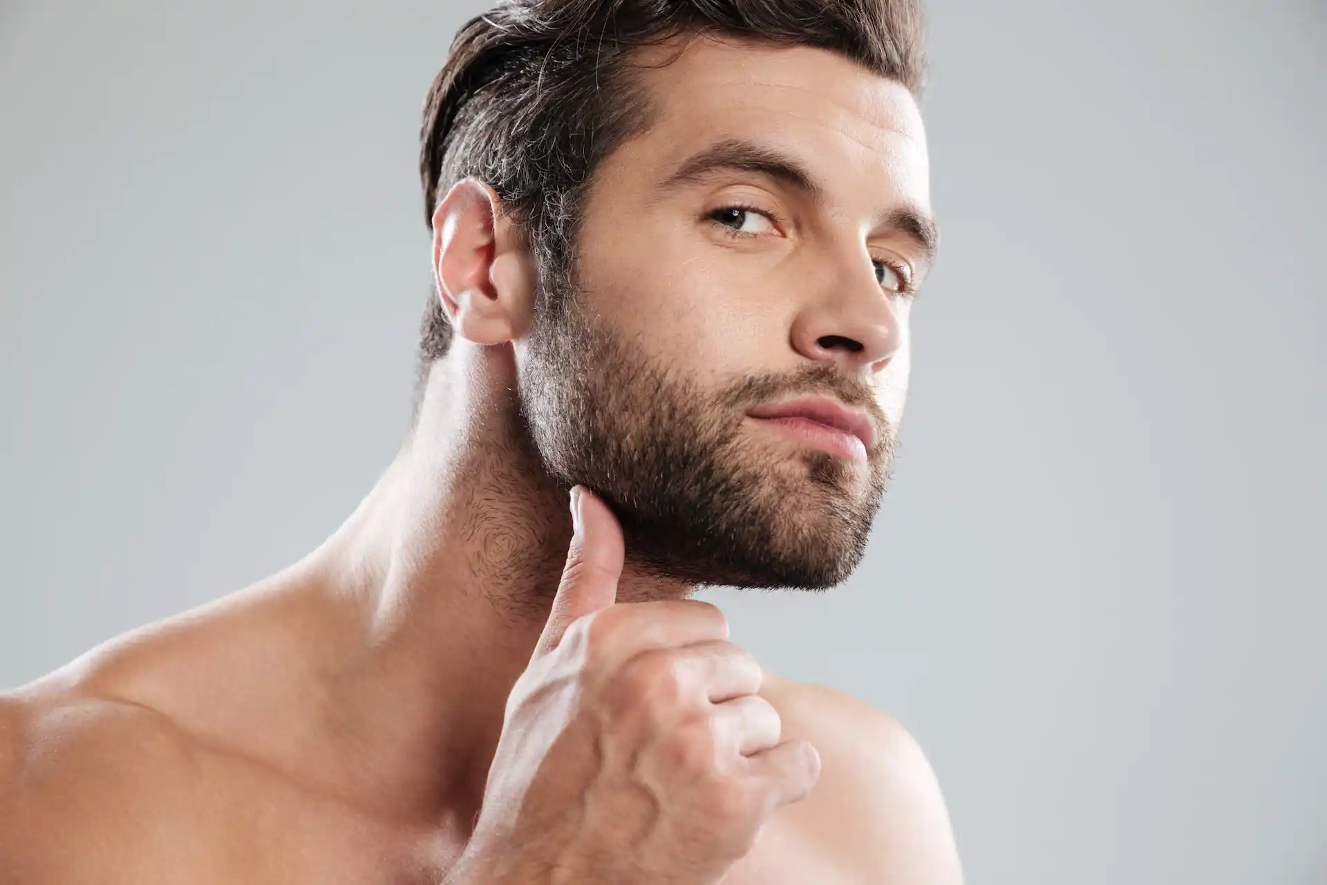 Homem analisando a própria barba.