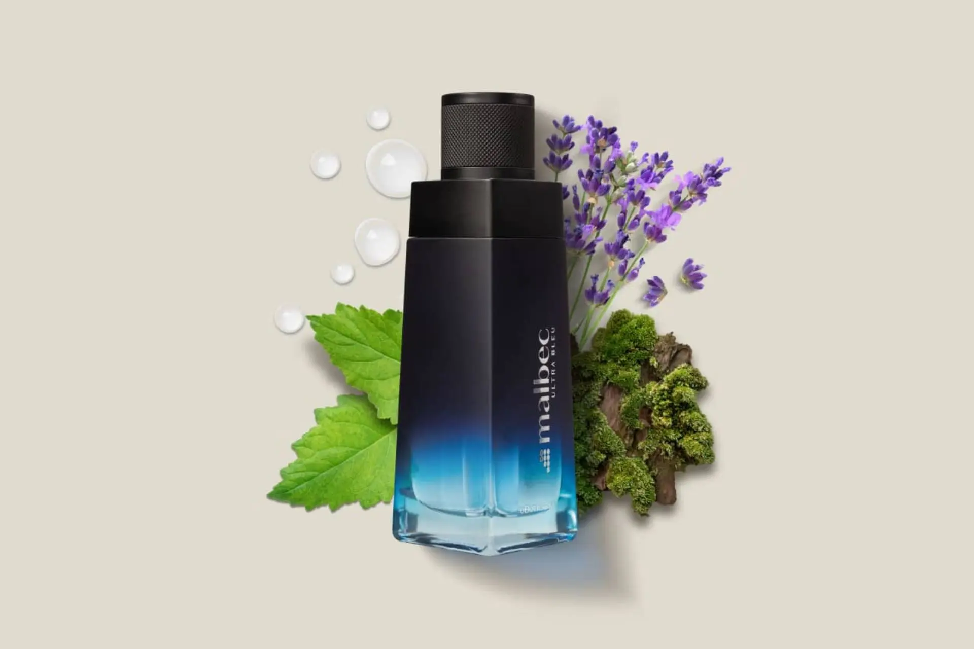 Frasco do perfume masculino Malbec Ultra Bleu, do Boticário. Um dos melhores perfumes masculinos para o dia a dia. Ao redor do frasco, há algumas flores, folhas e musgo, que simbolizam as notas olfativas da fragrância.