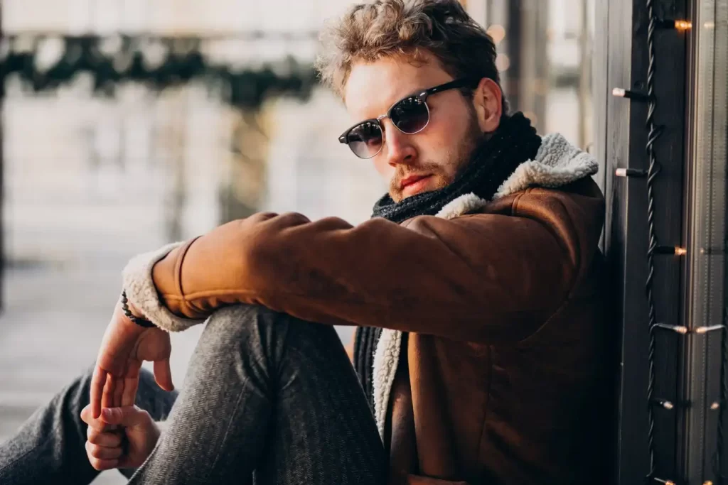 Homem bem-vestido usando óculos de sol. Acessórios não são essenciais, mas podem melhorar um look. Por isso, são muito utilizados por homens que sabem como se vestir.