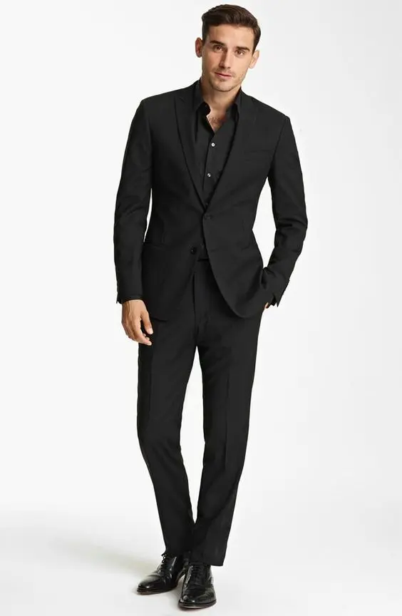 Homem utilizando um look esporte fino todo preto.