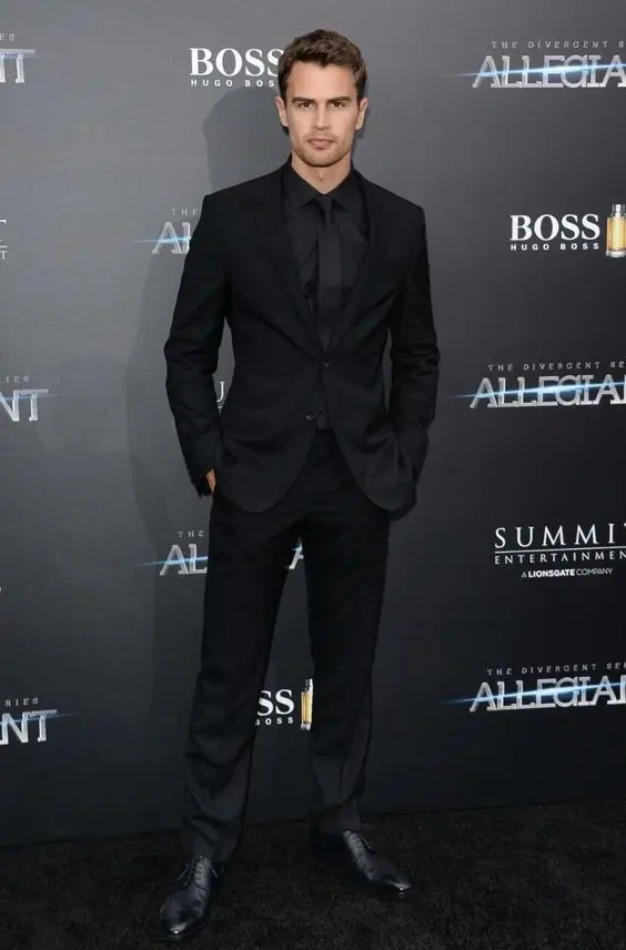 Homem utilizando traje passeio completo todo preto.