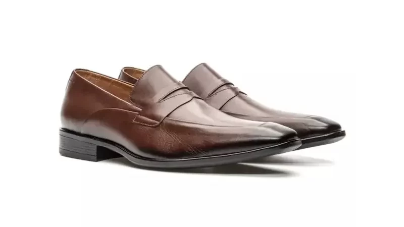 Sapatos loafer marrons.