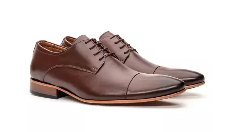 Sapatos Derby na cor marrom. Um dos tipos de calçados masculinos mais versáteis, podendo ser utilizado com roupas formais e casuais.