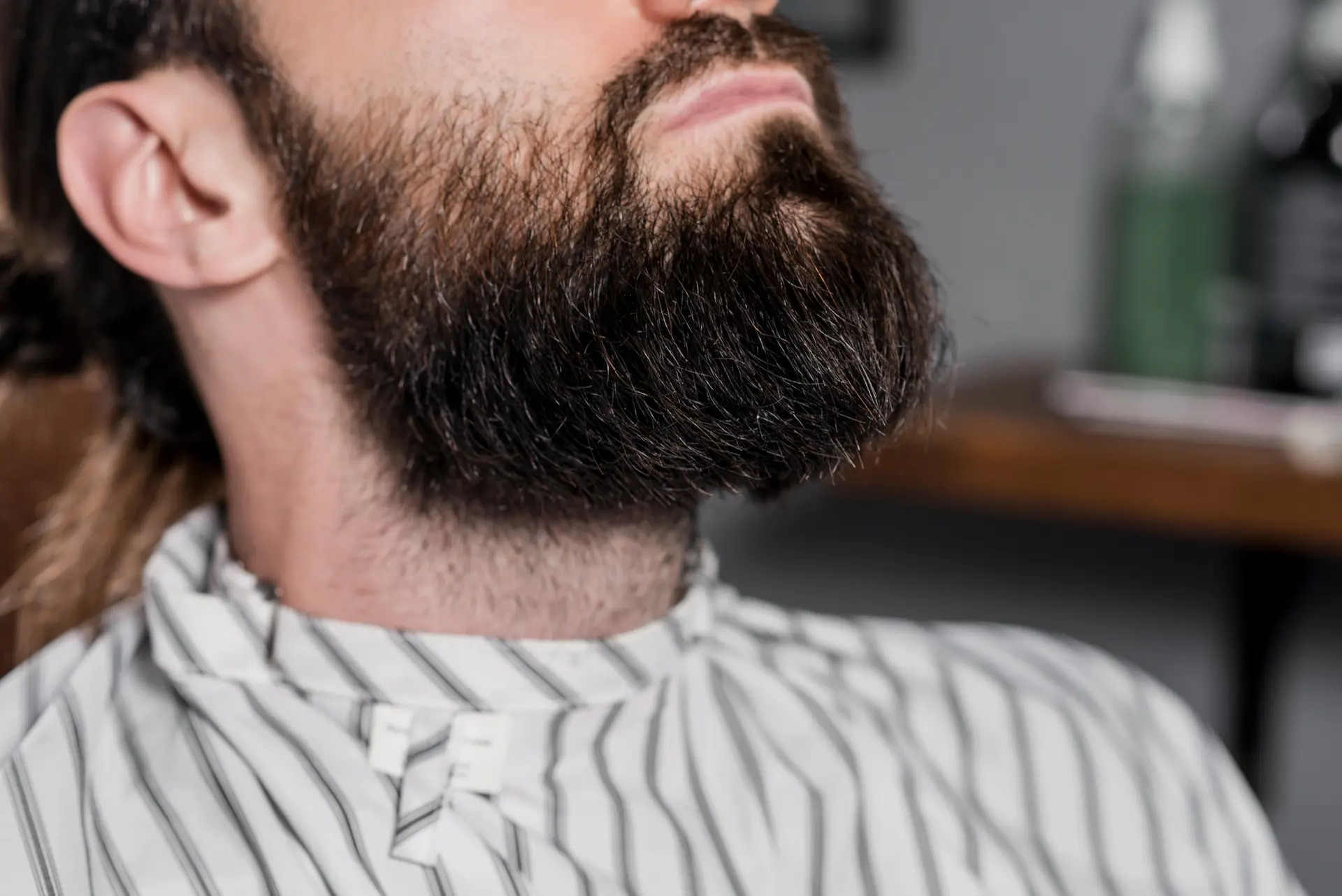 Caspa na barba: o que fazer para acabar com esse problema