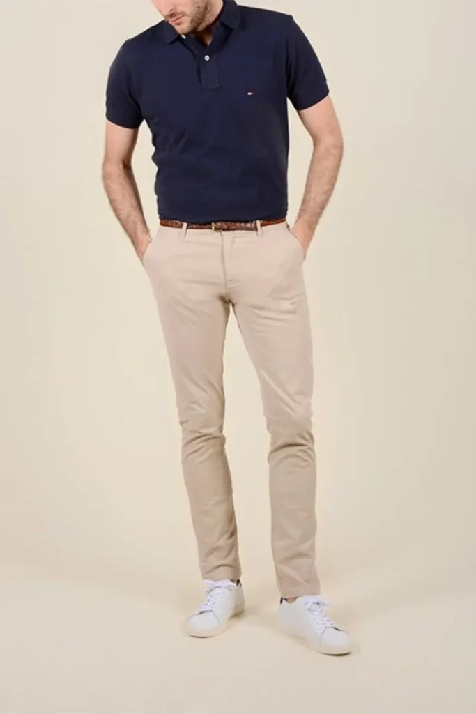 Homem usando combinação de cores de roupa azul-marinho e bege.