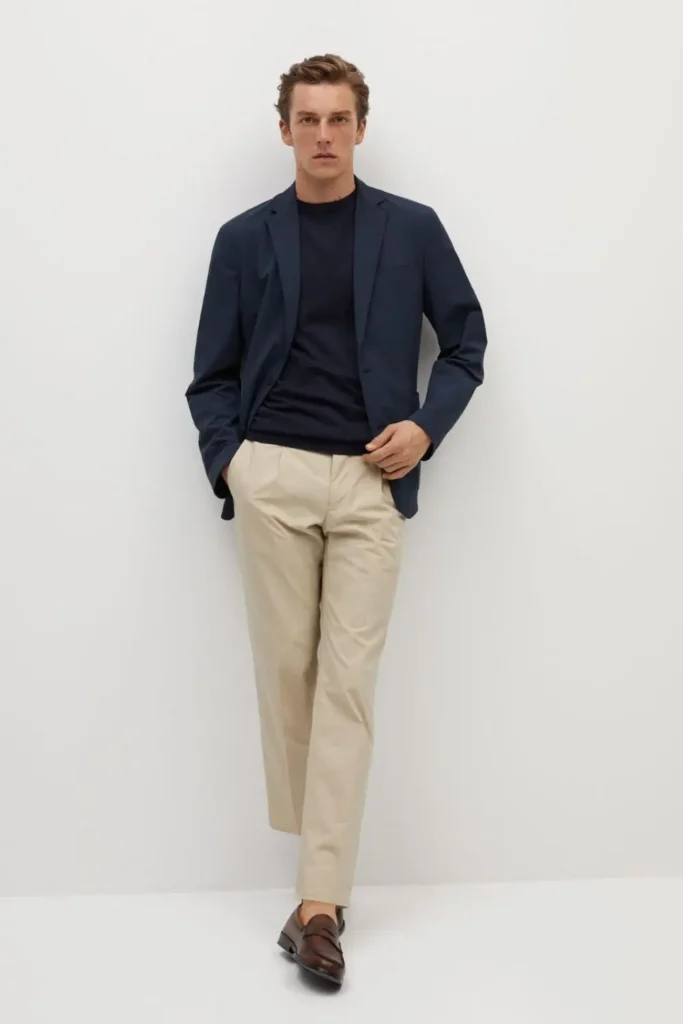 Homem usando combinação de cores de roupa azul-marinho e bege.