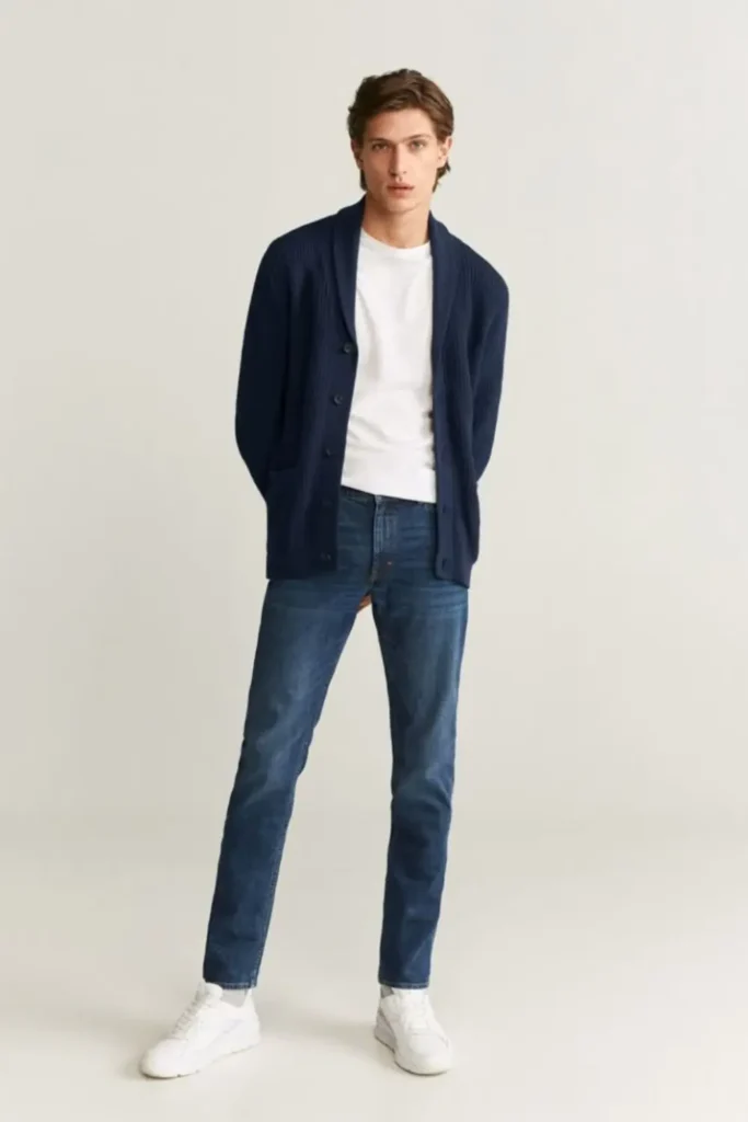 Homem usando combinação de cores azul-marinho e branco.