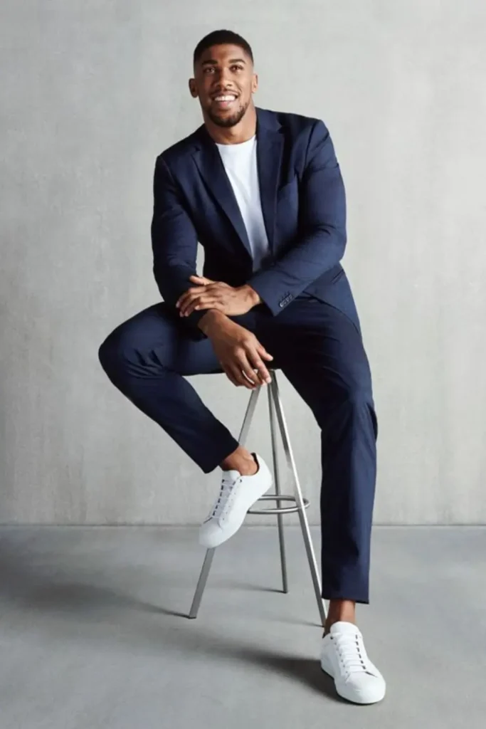 Homem usando combinação de cores azul-marinho e branco.