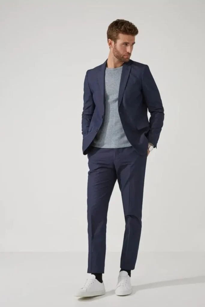 Homem usando combinação de cores azul-marinho e cinza.