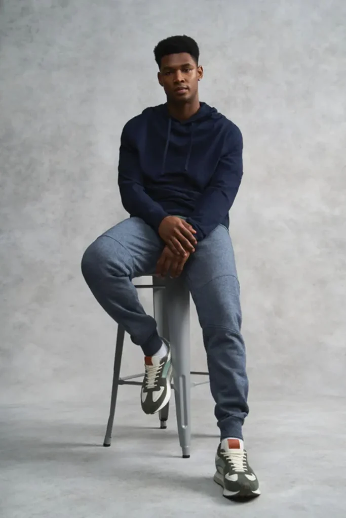 Homem usando combinação de cores azul-marinho e cinza.