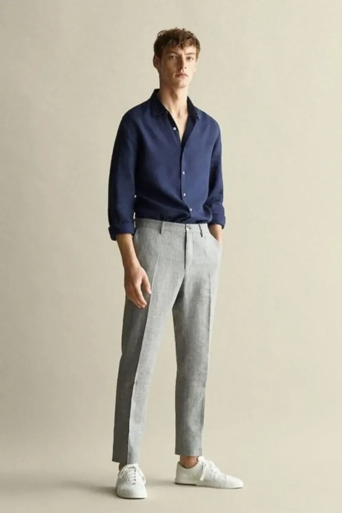 Homem usando combinação de cores azul-marinho e cinza.