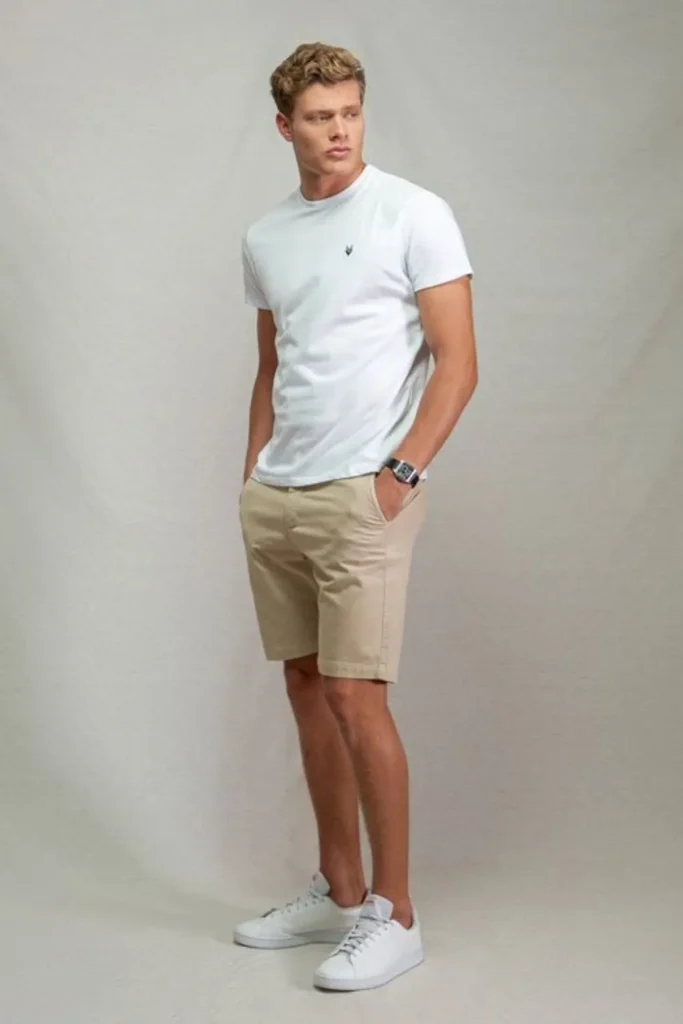 Homem usando combinação de cores bege e branco.