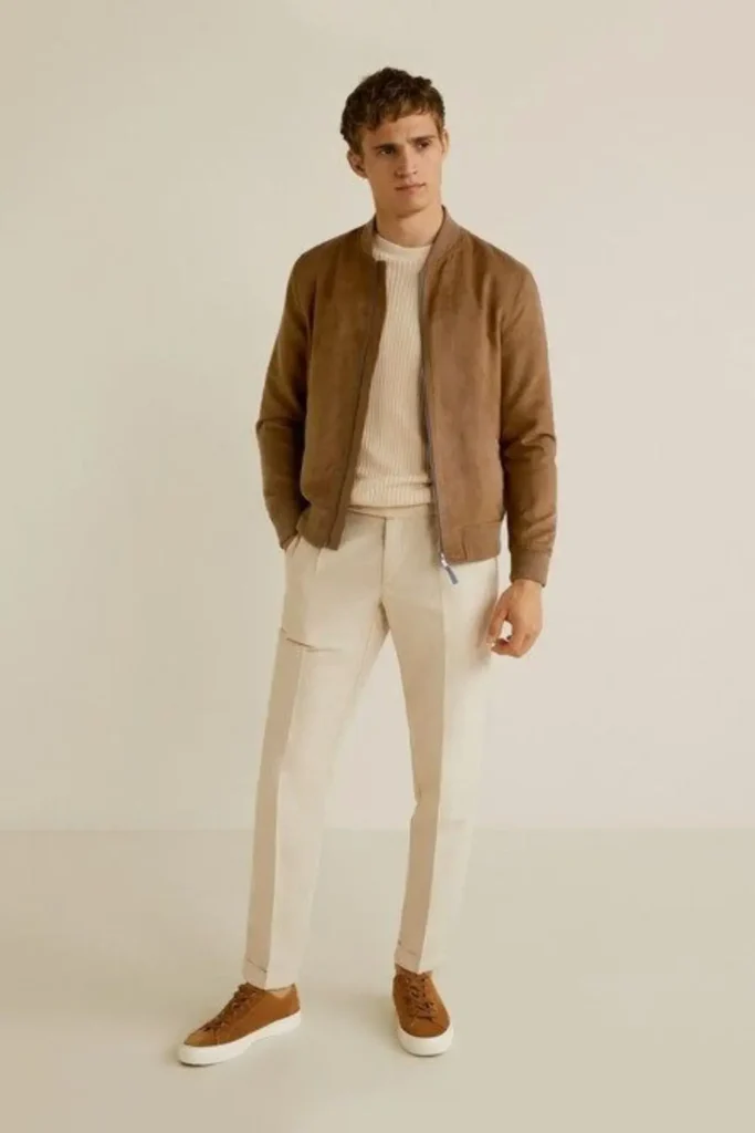 Homem usando combinação de cores de roupa marrom e bege.