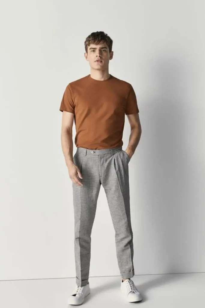 Homem usando combinação de cores de roupa marrom e cinza.