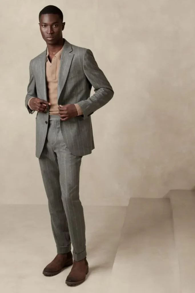 Homem usando combinação de cores de roupa marrom e cinza.