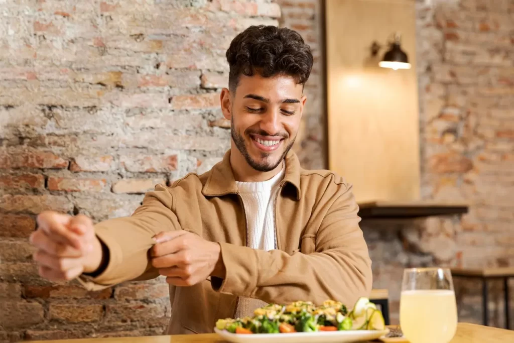 Homem se preparando para comer um prato saudável.