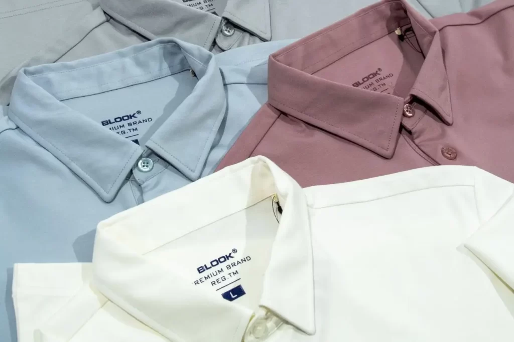 Camisas polos de cores diversas.