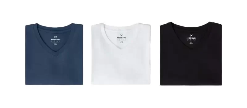 Três camisetas básicas em cores diferentes. Peças versáteis, são ótimas opções de presentes baratos para homens.