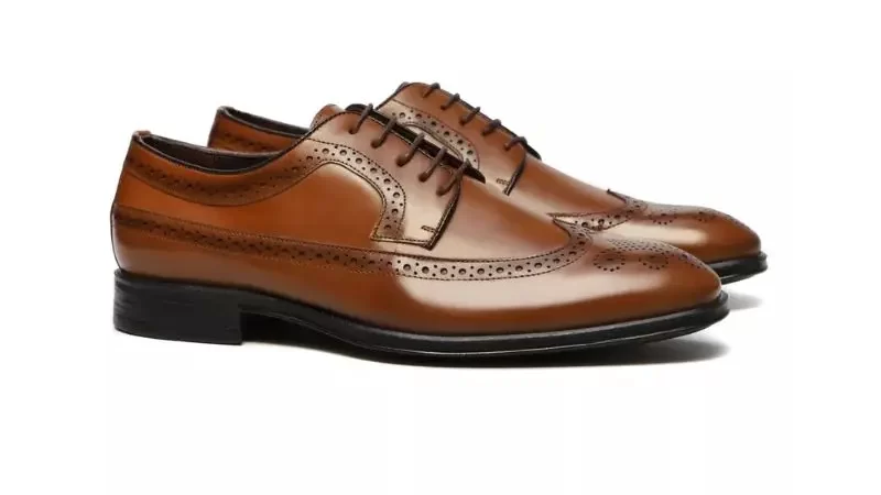 Sapatos Brogue marrom claro.