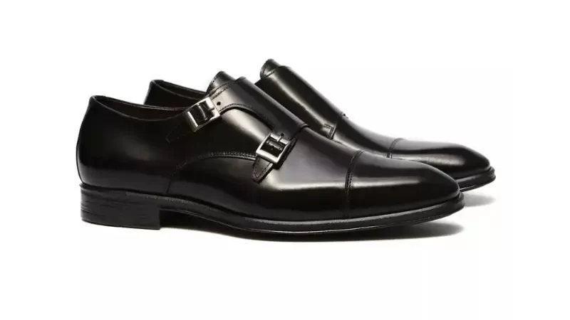 Sapatos Monk Strap pretos.