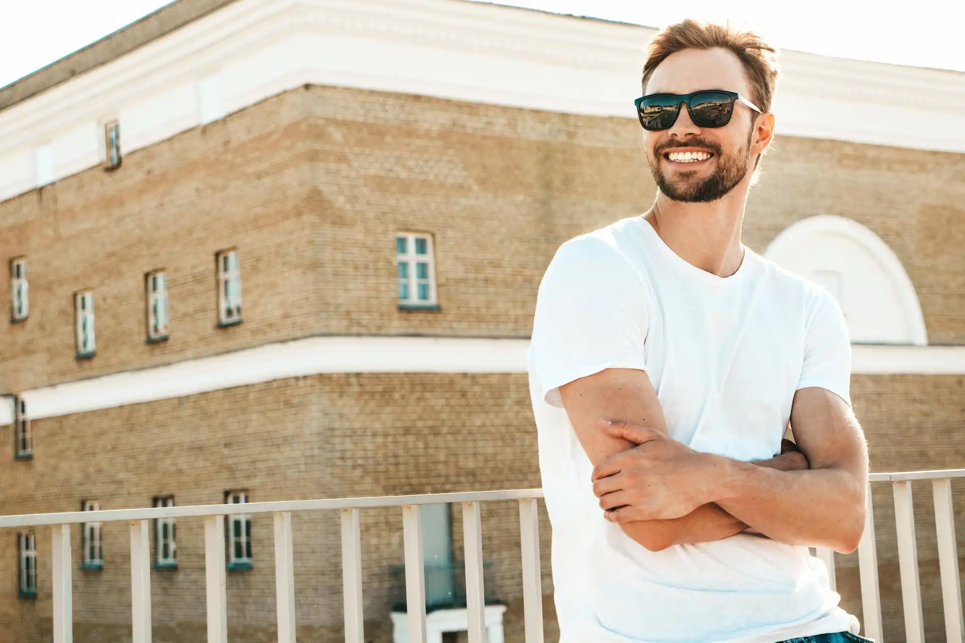 Looks masculinos com camiseta branca elegantes e versáteis