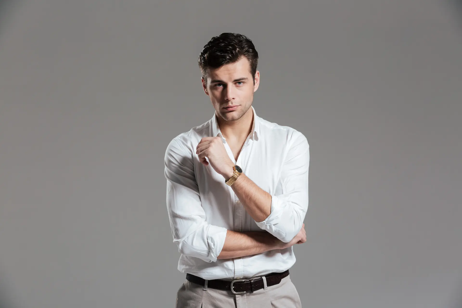 Homem com olhar sedutor.