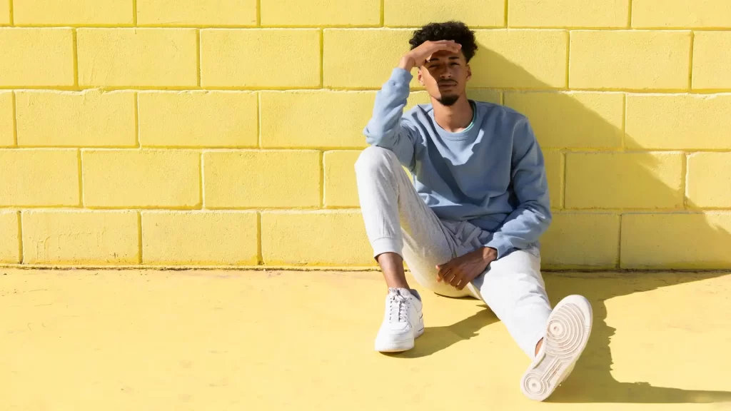 Looks masculinos com tênis branco para diversas ocasiões