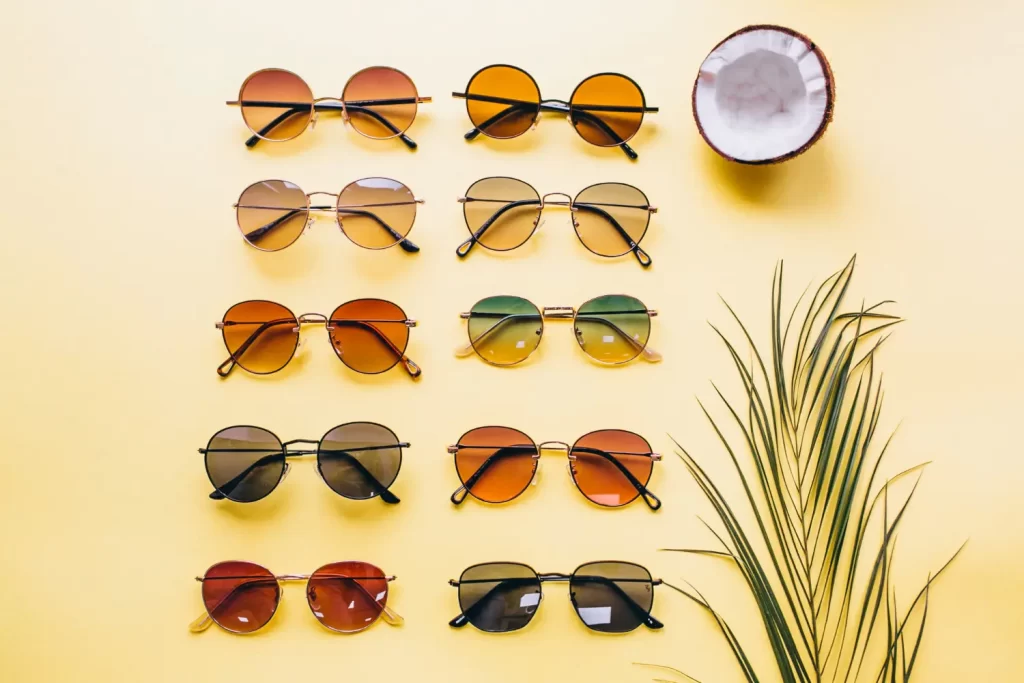 Vários óculos de sol com lentes de cores diferentes.