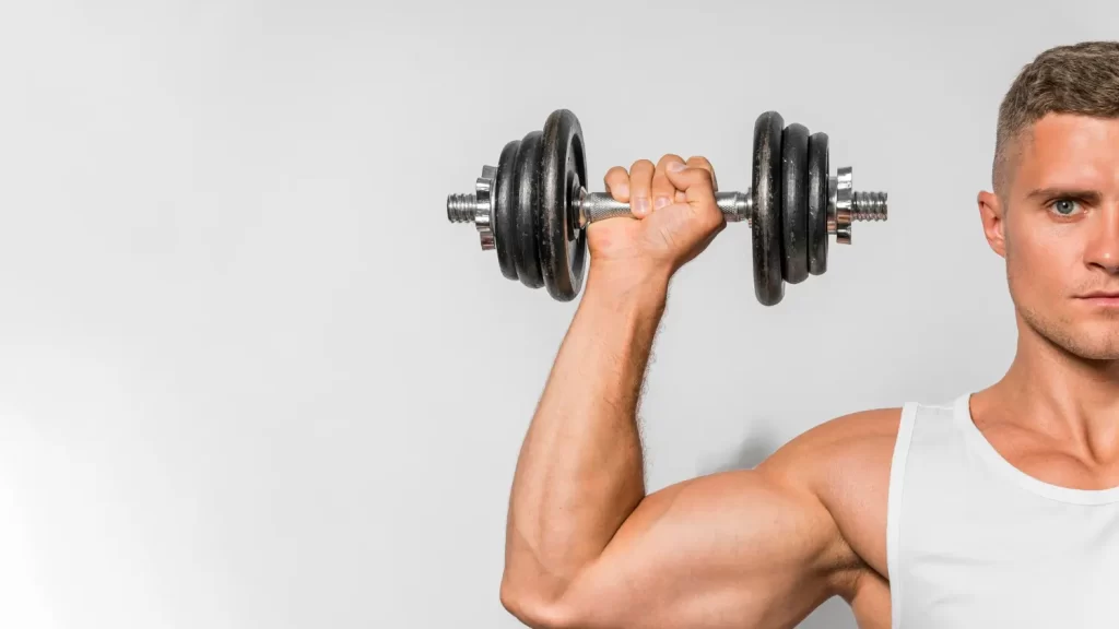 Homem fazendo musculação em casa.