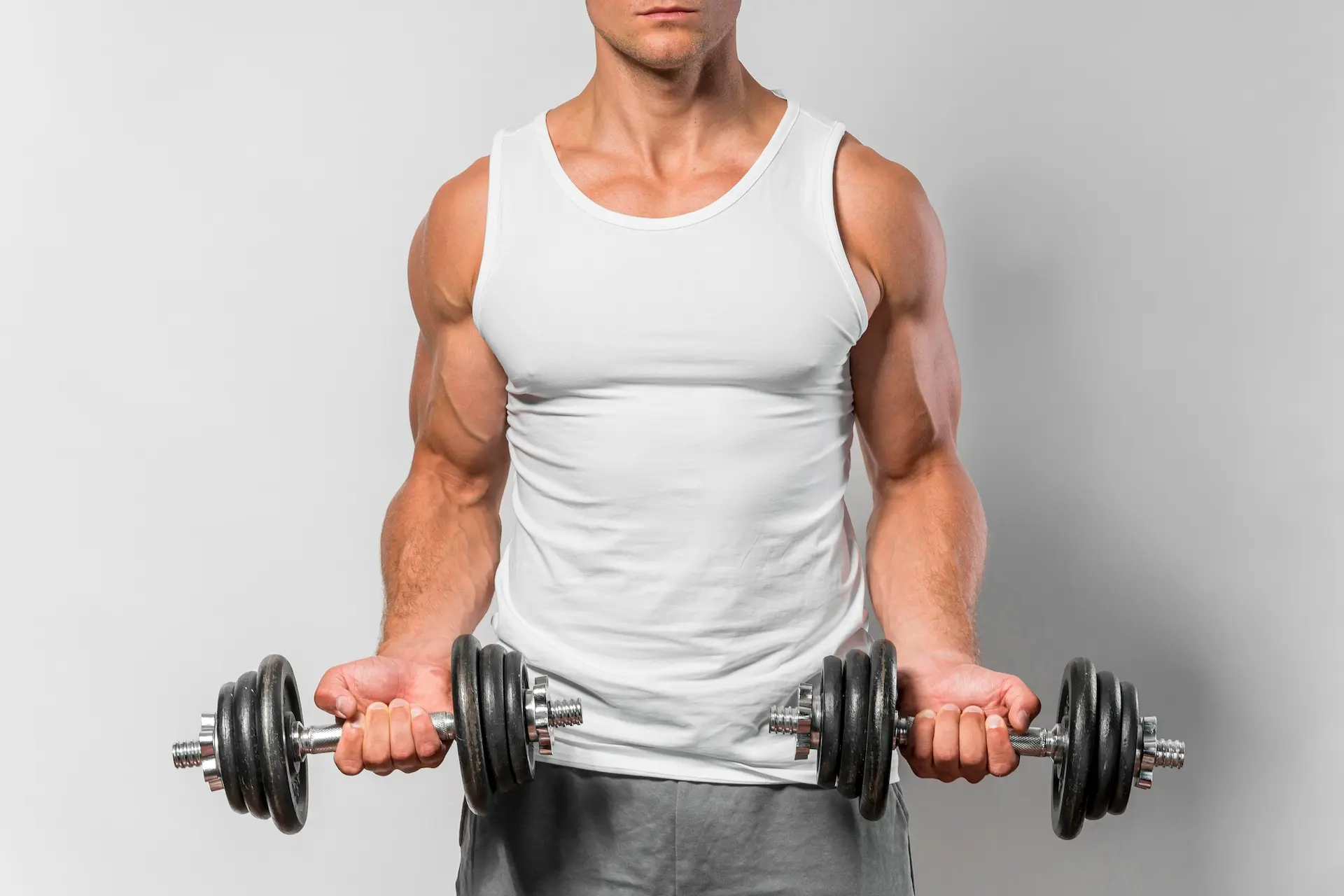 Homem fazendo musculação em casa.