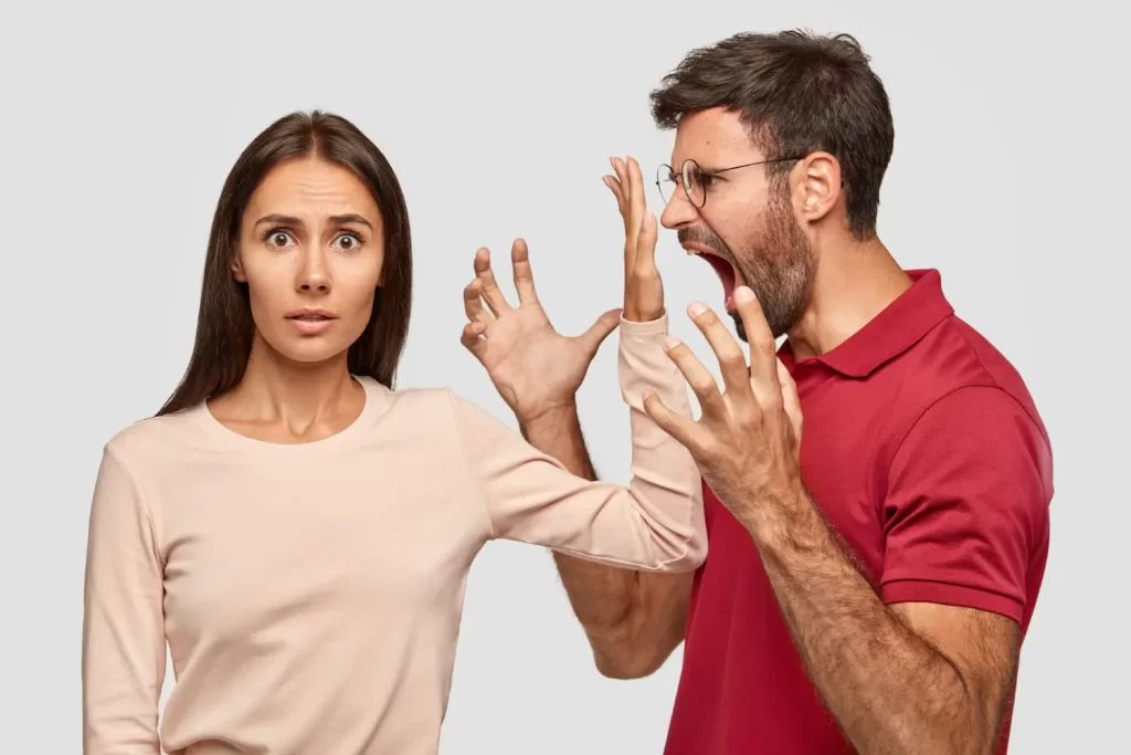 Homem exaltado sendo ignorado por mulher.