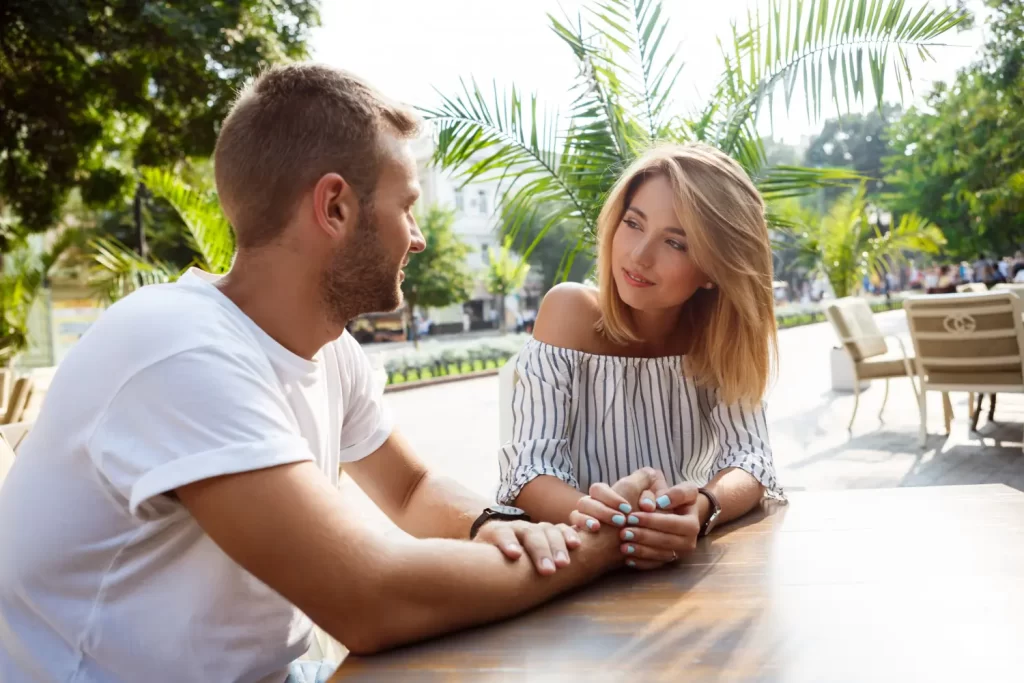 Ato de seduzir uma mulher. Homem conversando e sendo correspondido.