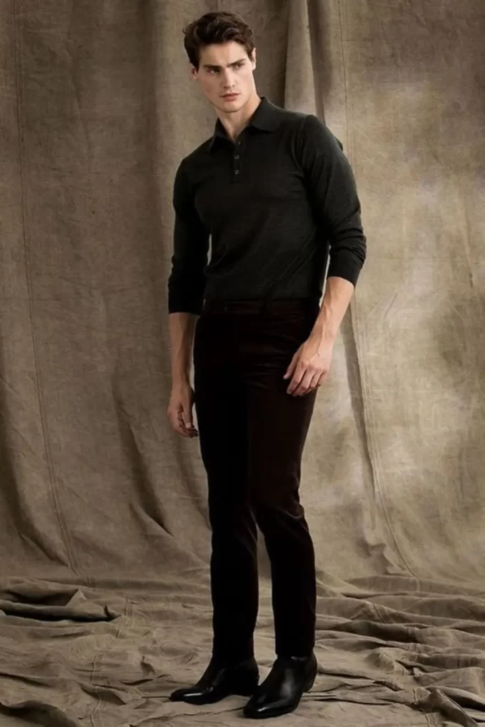 Homem usando camisa polo, calça chino e sapatos de couro.