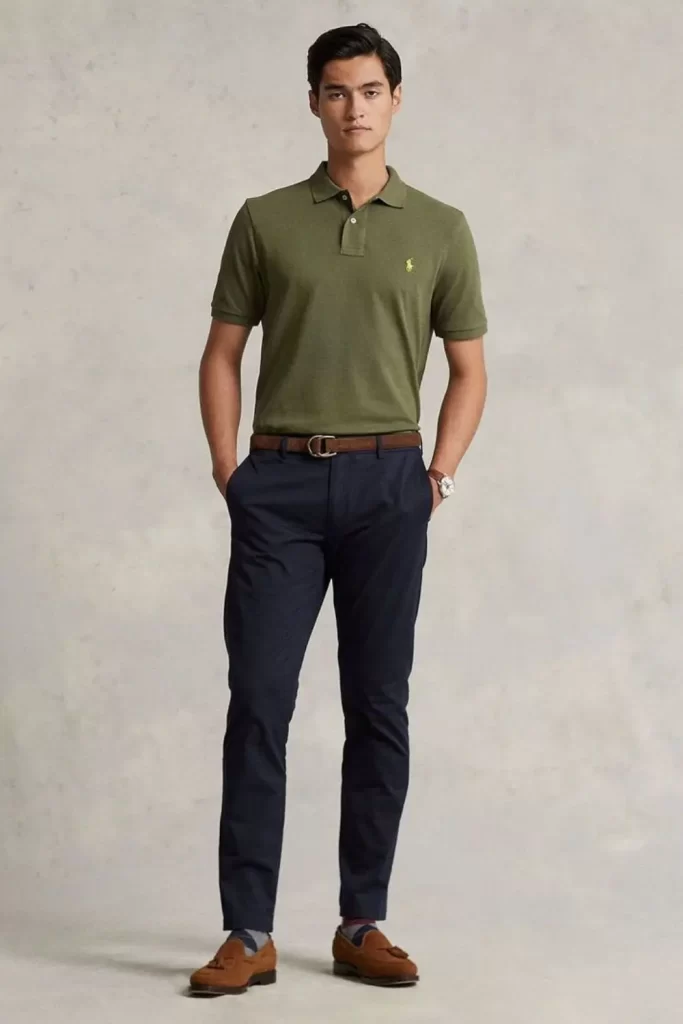 Homem usando camisa polo, calça de alfaiataria e mocassins. Uma adaptação do estilo clássico masculino para o dia a dia.