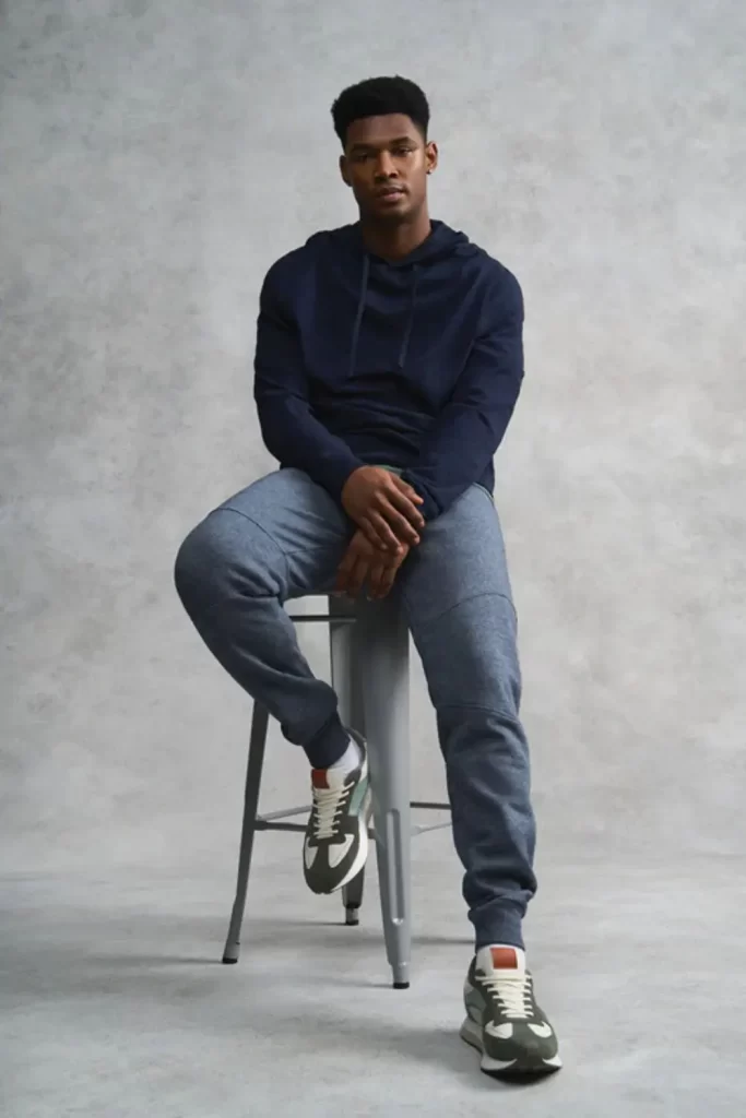 Homem usando moletom, calça jogger e tênis.