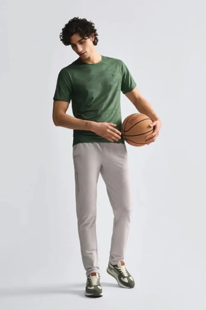 Homem usando camiseta básica, calça e tênis.