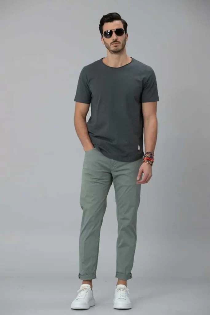Homem usando camiseta básica, calça chino e tênis minimalista.