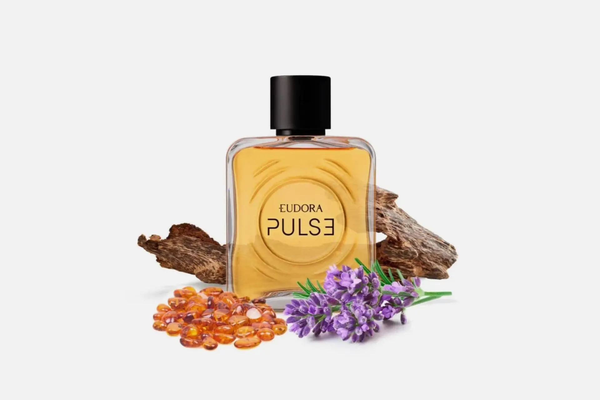 Frasco do Pulse, de Eudora, cercado por pedaços de madeira, lavanda e elemi. Um dos perfumes masculinos bons e baratos do mercado brasileiro.